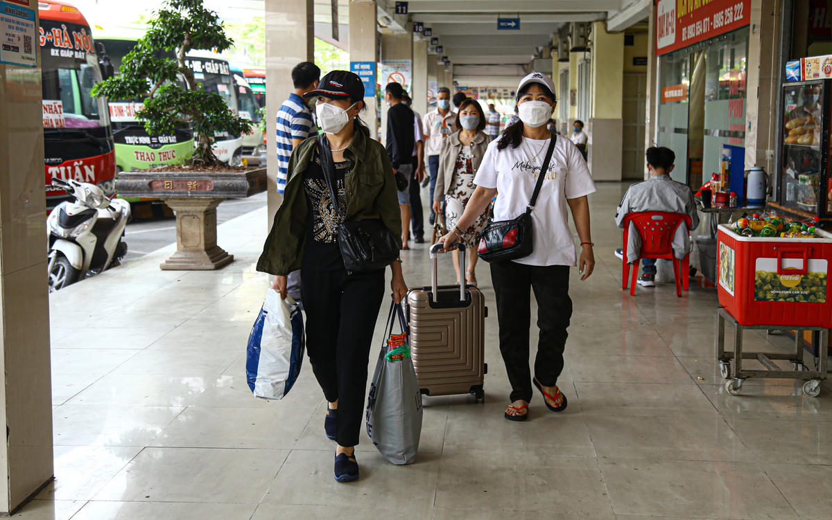 Chị Trần Thị Chiên, nhà xe đi Hà Nam phấn khởi chia sẻ: “ Suốt gần 2 năm nay đây là ngày đầu tiên mà chúng tôi thấy được cảnh xe khách nhộn nhịp. Ngày trước trung bình mỗi xe xuất bến chỉ được khoảng 2-3 người nhưng nay dịch bệnh Covid -19 cũng đã giảm, nhu cầu của người dân lại tăng cao lên lượng khách cũng được từ 15-20 người. Rất mong tới đây cuộc sống trở lại bình thường để hoạt động của chúng tôi sẽ ổn định hơn”.