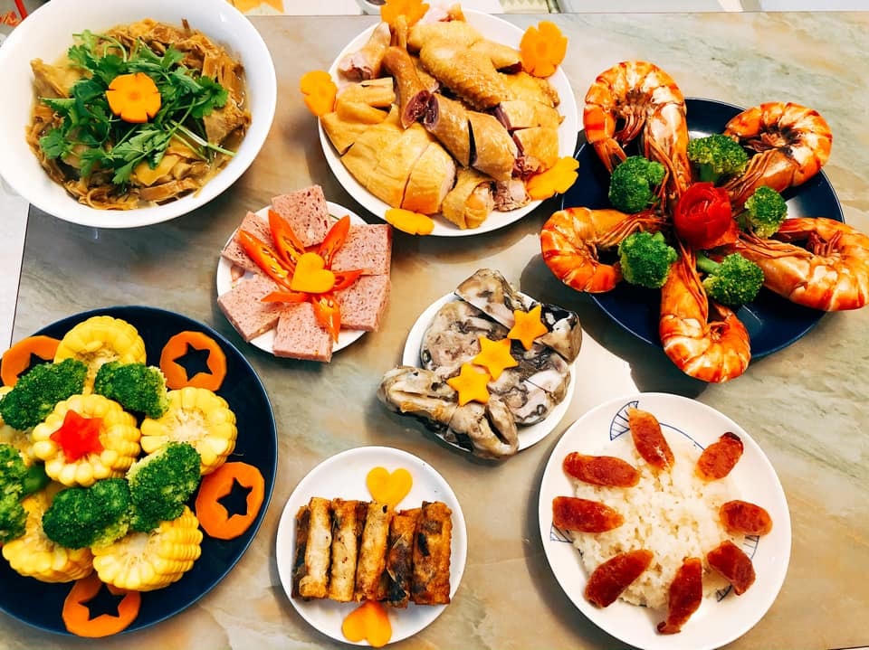 Có những bạn trẻ đảm đang có thể tự mình làm cả một mâm cơm cúng tất niên...
