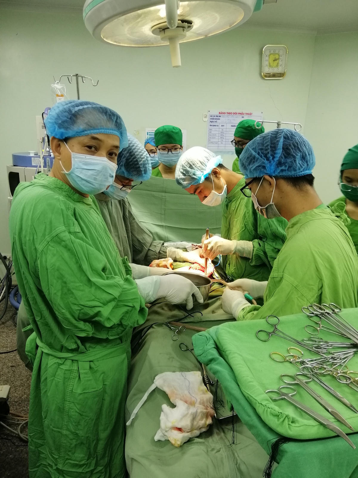 Các bác sĩ đang phẫu thuật cho bệnh nhân