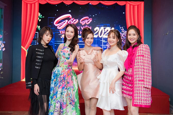 Á hậu Thuỵ Vân khoe sắc khi ghi hình chương trình 'Gặp gỡ diễn viên truyền hình 2021' cùng các dàn nữ diễn viên bao gồm Phương Oanh, Huyền Lizzie, Lan Phương và Hồng Diễm (từ trái sang).  