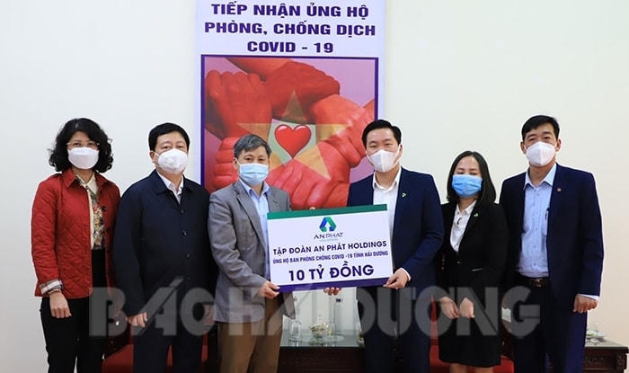 Đại diện Tập đoàn An Phát Holdings trao tượng trưng ủng hộ Hải Dương 10 tỷ đồng chống dịch. Ảnh: Báo Hải Dương.