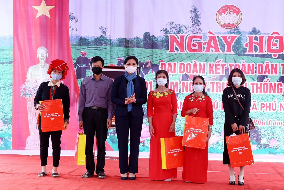 Chủ tịch Trung ương Hội Liên hiệp Phụ nữ Việt Nam Hà Thị Nga tặng quà 5 hộ gia đình tiêu biểu thôn Phú Lâm.