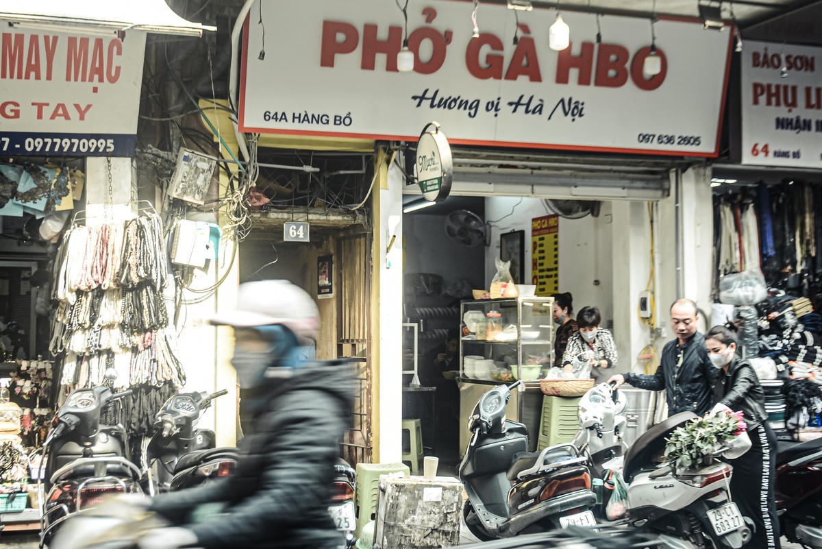 Theo ghi nhận của PV Đại Đoàn Kết Online sáng 22/12, trong khi phố Hàng Bạc và phố Bát Đàn chỉ được bán mang về thì phố Hàng Bồ nằm ở giữa vẫn nhộn nhịp, các hàng quán được phép bán hàng ăn tại chỗ.