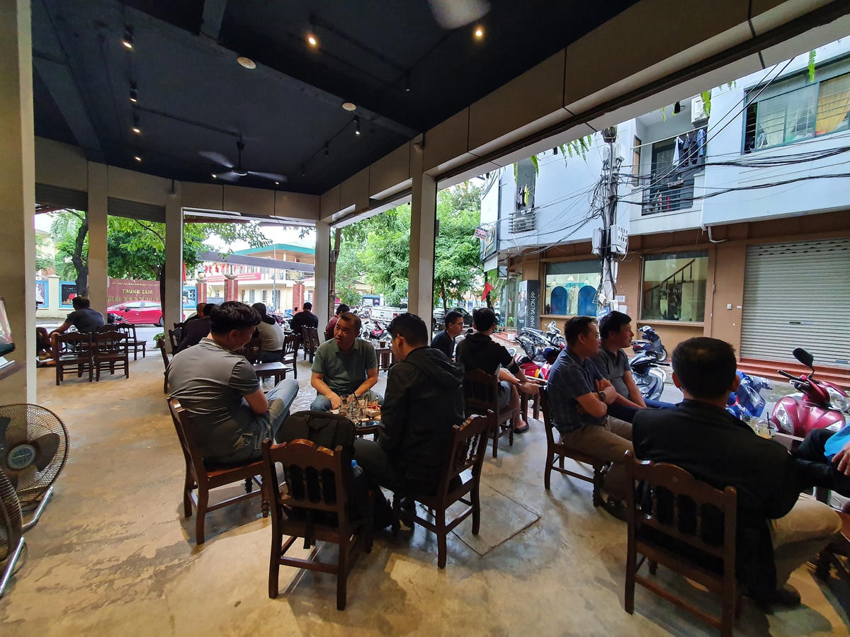 Quản lý tại một cửa hàng cà phê trên đường Trần Quý Kiên cho biết, lượng khách đến với quán đông hơn rất nhiều so với tưởng tượng của anh. "Từ sáng chúng tôi đã phải "đuổi khéo" rất nhiều khách hàng vì không được ngồi quá 50% chỗ ngồi theo quy định".