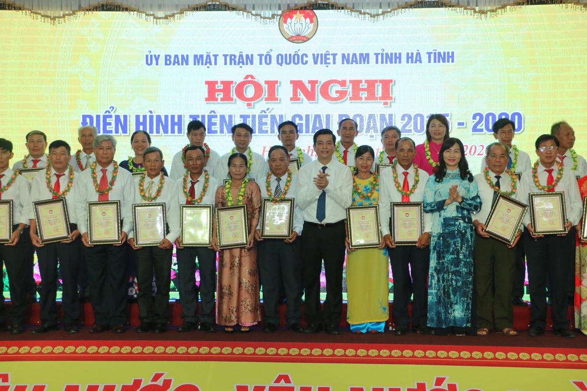70 cá nhân đến từ MTTQ các cấp ở Hà Tĩnh được tôn vinh.