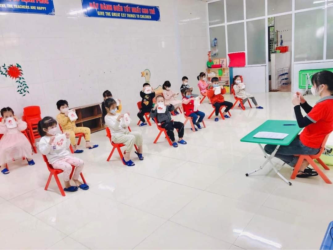 Tại trường Mầm non Tuổi Thơ Vinh, sau ngày đầu tiên nhập lớp với vẻ bỡ ngỡ, đến sáng ngày 5/4 các cháu độ tuổi từ 3-5 tuổi đã bắt đầu tham gia các hoạt động của lớp.