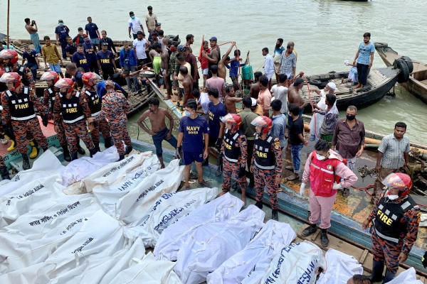  Hàng chục người bị thương vong trong vụ lật phà chở khách trên sông Buriganga, thủ đô Bangladesh,  ngày 29/6/2020. Ảnh: Reuters.