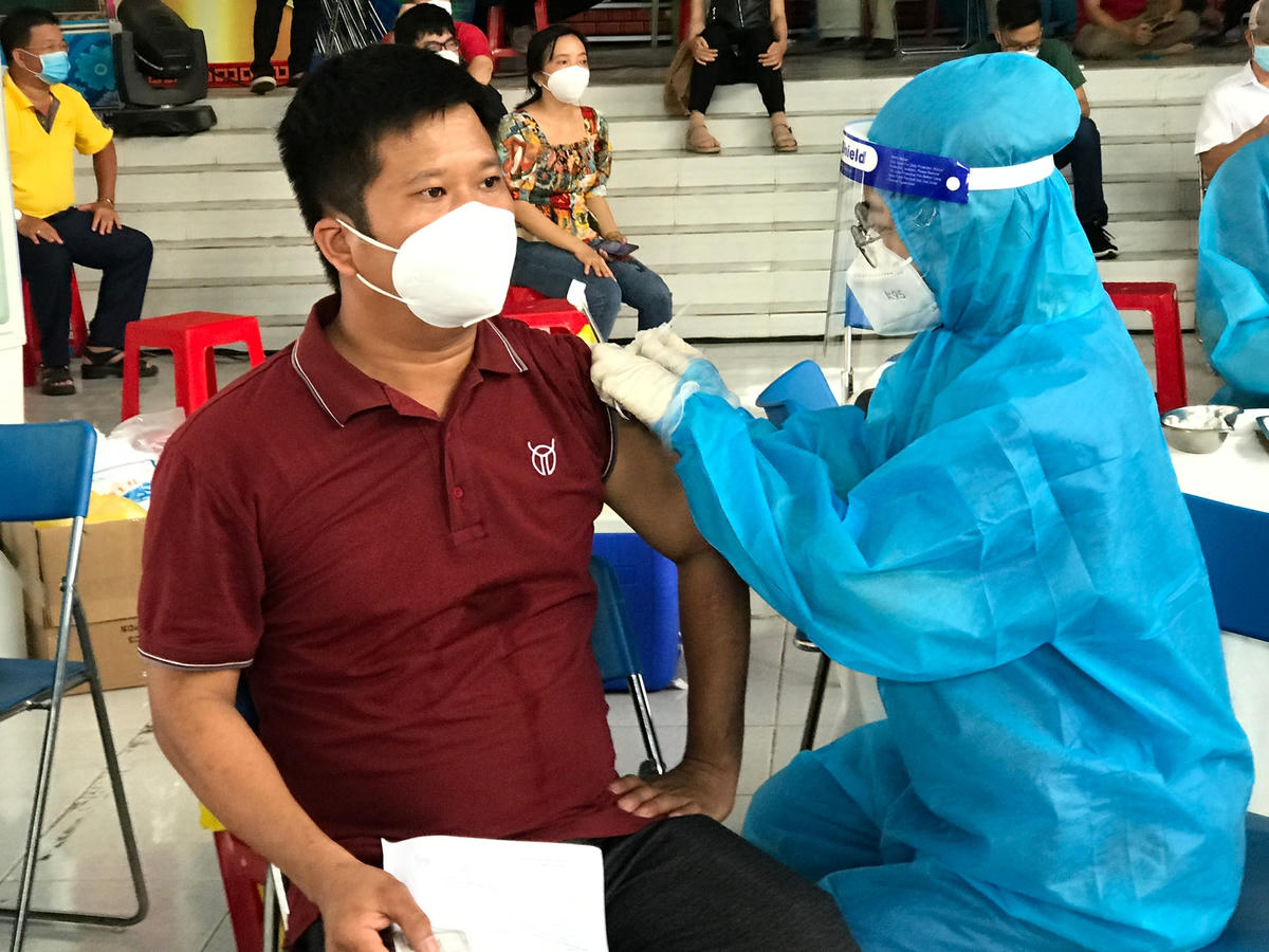 Tây Ninh tích cực tiêm vaccine phòng Covid-19 cho người dân. Ảnh: Quốc Định.