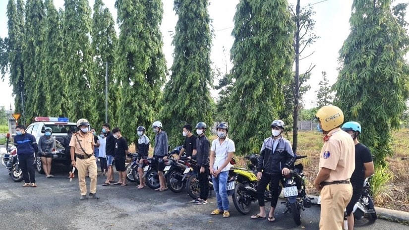 Các “quái xế” cùng phương tiện tụ tập đua xe, cổ vũ đua tại Khu công nghiệp Biên Hòa 2 bị tạm giữ. (Ảnh: TTXVN phát).