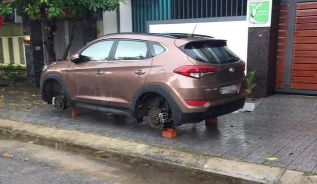 Lợi dụng mưa lớn và đêm tối đối tượng Kỳ tháo trộm bánh xe ô tô của nhiều gia đình trên địa bàn TP Vinh và thị xã Cửa Lò.