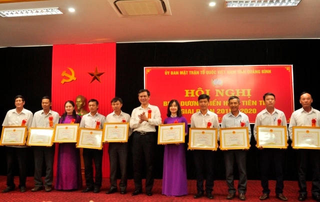 Ông Trần Thắng, Phó Bí thư Thường trực Tỉnh uỷ Quảng Bình tặng Bằng khen của Chủ tịch UBND tỉnh cho các tập thể.