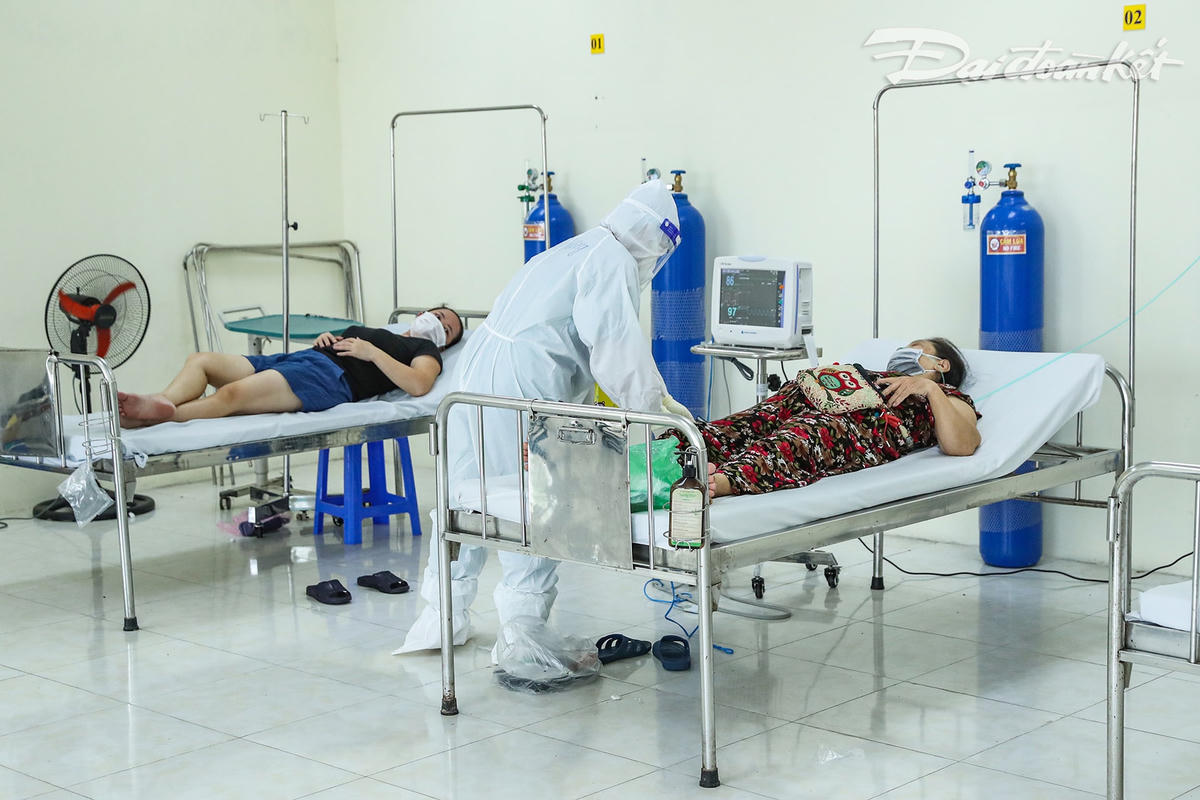 Đây là khu vực cấp cứu. Đối với những bệnh nhân có diễn biến, cần thở oxy sẽ được đưa xuống khu vực này. Các y, bác sĩ sẽ theo dõi nhiệt độ và các chỉ số cần thiết của bệnh nhân. Ảnh: Quanh Vinh. 