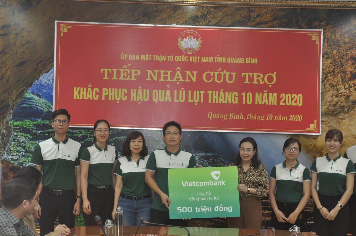 Mặt trận tỉnh Quảng Bình tiếp nhận ủng hộ đồng bào vùng lũ lụt.