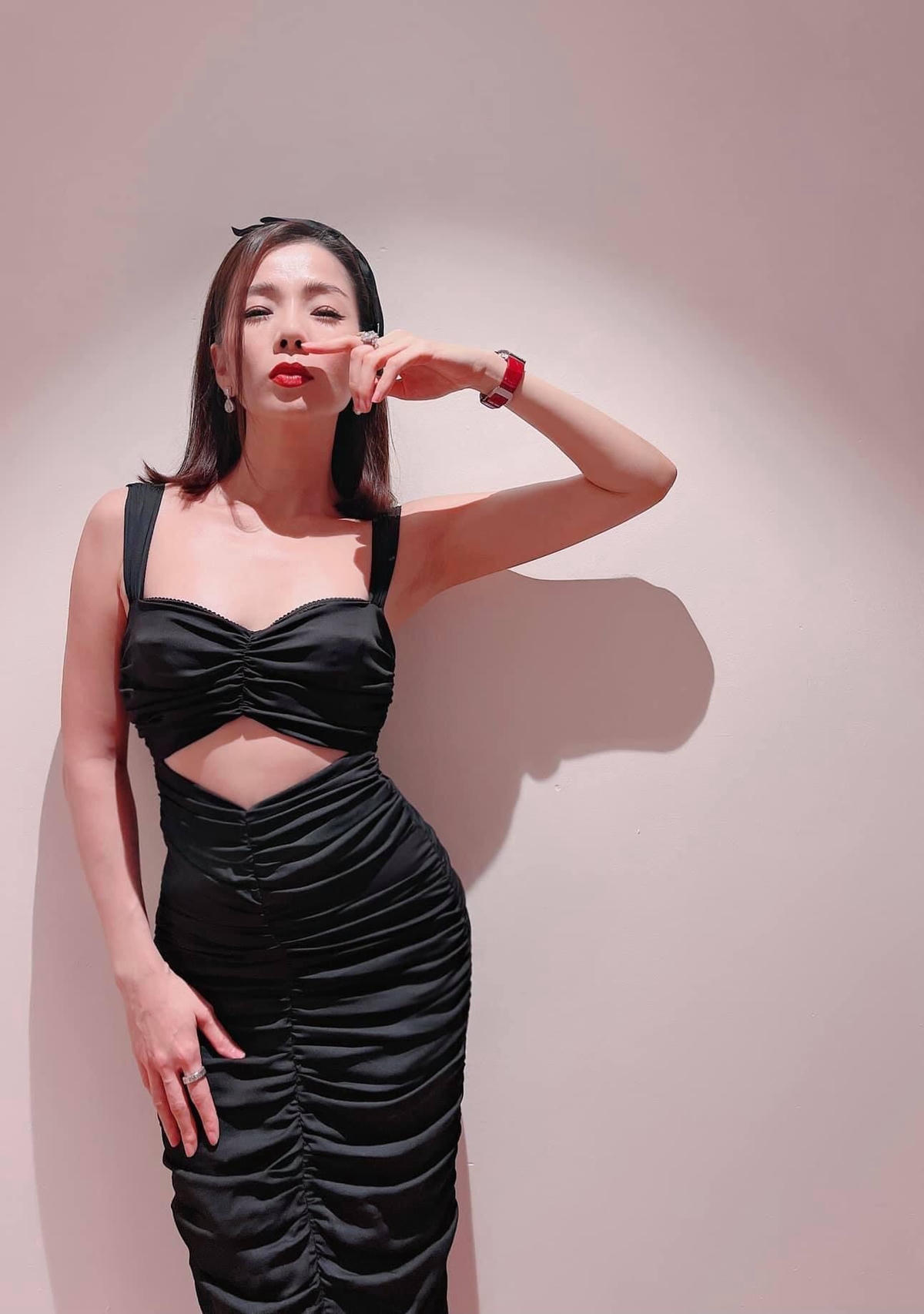 Kiểu đầm khoét sâu lưng, cut out tôn eo cũng được Lệ Quyên hết sức ưa chuộng.