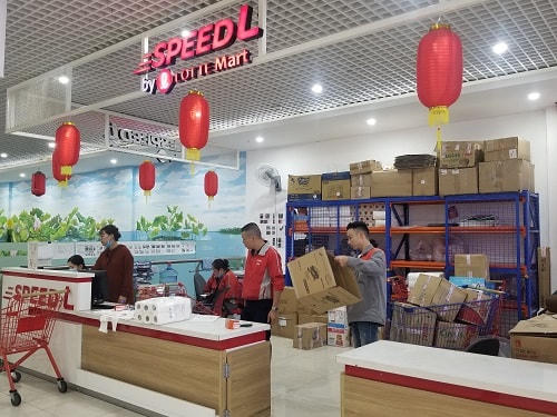 Thậm chí cả nhân viên của siêu thị cũng thản nhiên bỏ khẩu trang khi đang làm việc.
