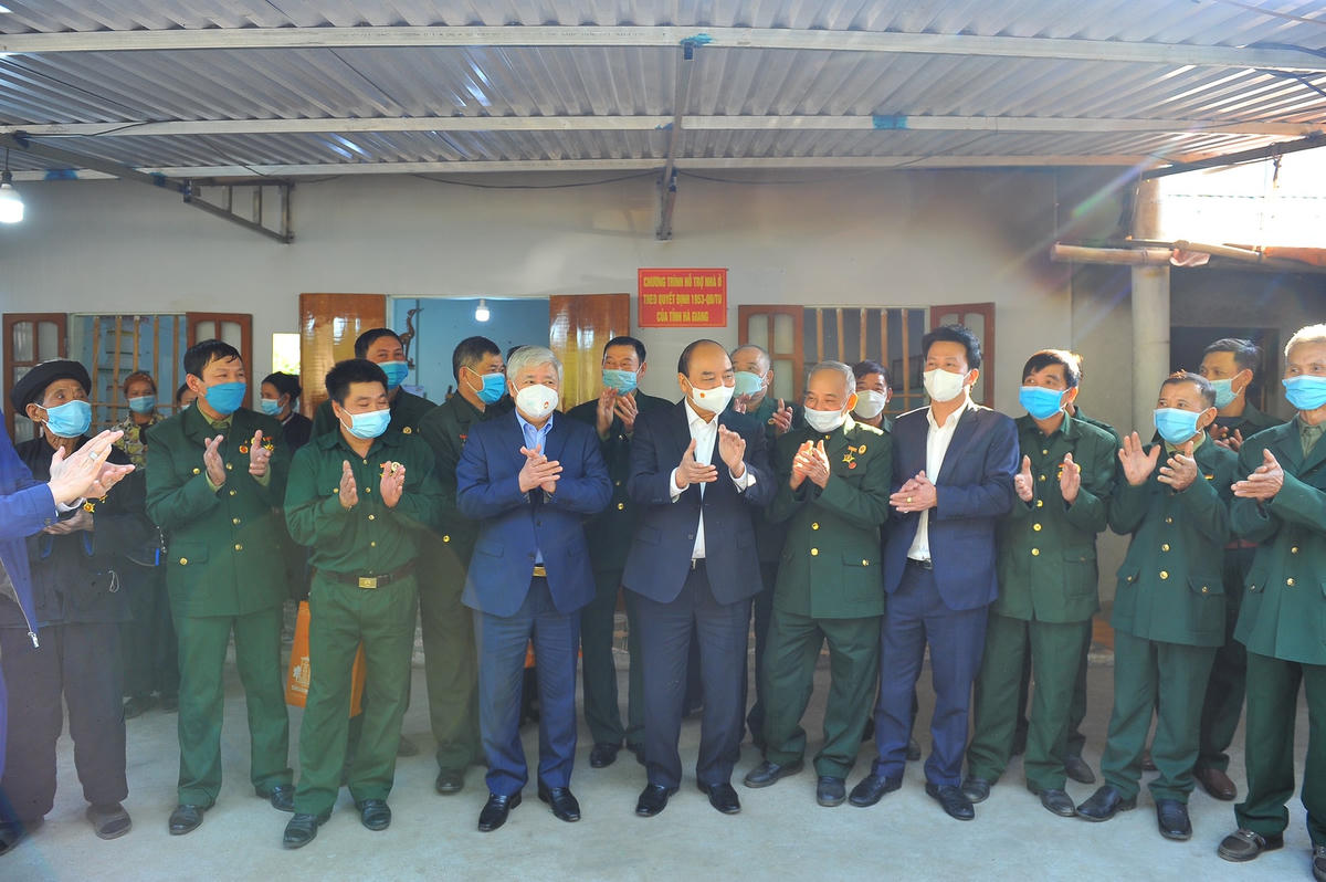 Chủ tịch nước Nguyễn Xuân Phúc và Chủ tịch UBTƯ MTTQ Việt Nam Đỗ Văn Chiến thăm hỏi các cựu chiến binh. Ảnh: Minh Đức/TTXVN.