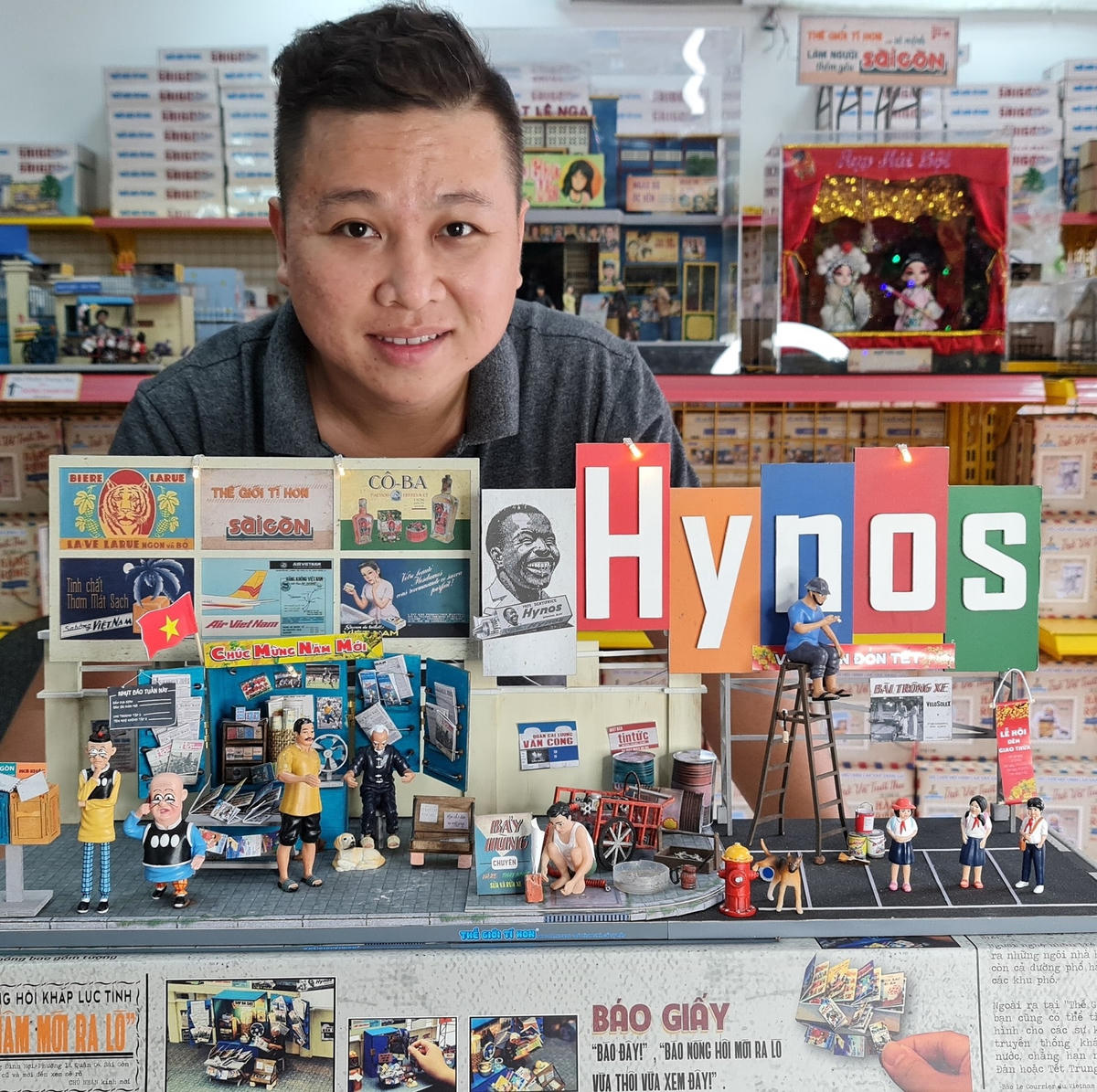 Anh Nguyễn Phúc Đức bên mô hình tiểu cảnh tự tay mình sáng tác. Ảnh: NVCC. 