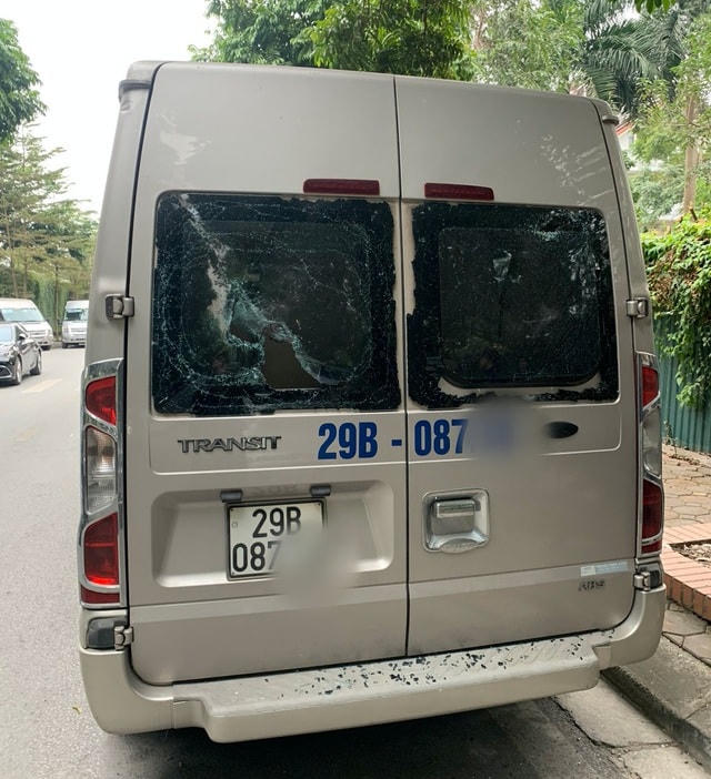 Trong quá trình chờ đợi công an làm rõ vụ việc thì tiếp tục có thêm một chiếc xe đưa đón học sinh nữa bị đập cửa kính vỡ tan tành (Ảnh: nhân vật cung cấp).  