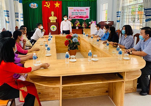 Ông Dương Văn An, Bí thư Tỉnh ủy Bình Thuận, cùng đoàn công tác đến thăm và chúc mừng 20/11 tại Trường TH Tân Xuân 2, huyện Hàm Tân.