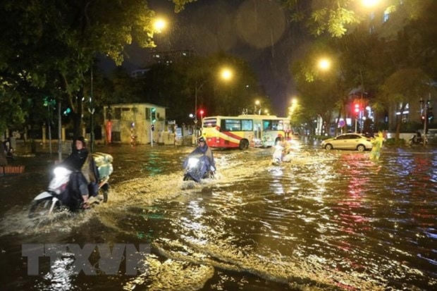 Mưa lớn gây ngập úng trên đường Lý Thường Kiệt-Phan Bội Châu. (Ảnh: Thành Đạt/TTXVN).
