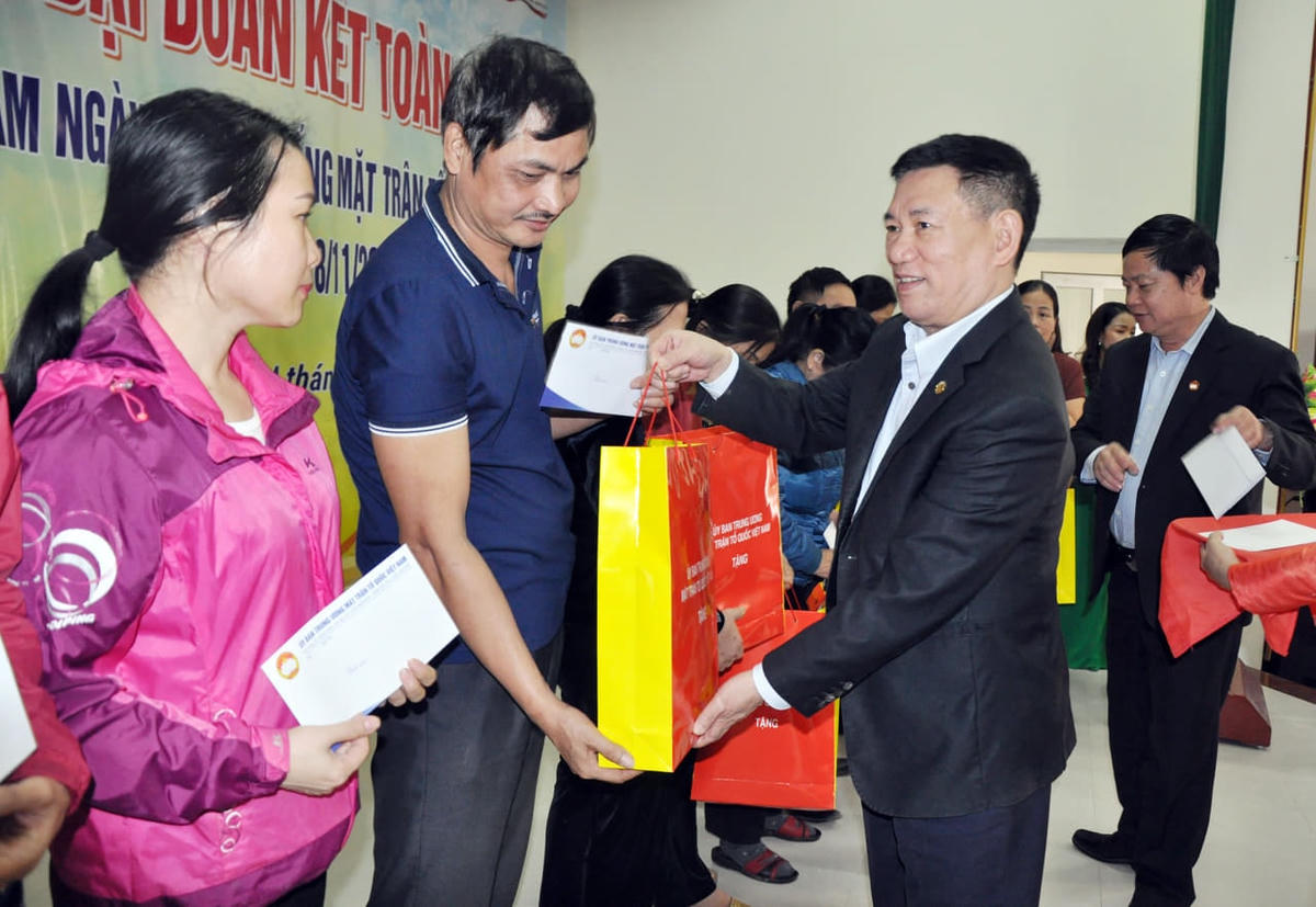 Tổng kiếm toán Nhà nước Hồ Đức Phớc và ông Vũ Dương Châu - Trưởng Ban Dân tộc Ủy ban Trung ương MTTQ Việt Nam trao quà cho các gia đình hộ nghèo