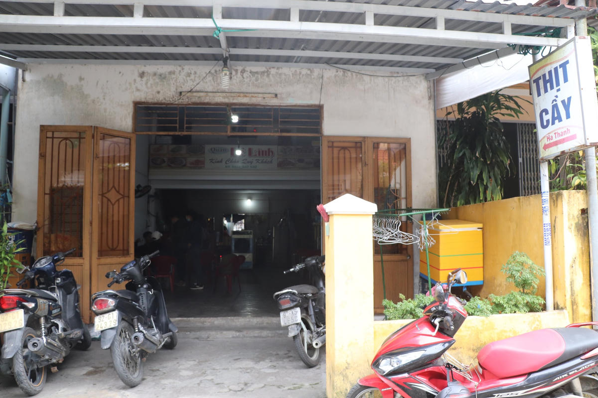 Quán thịt chó Hà Thành trên đường Nguyễn Tất Thành vắng khách.