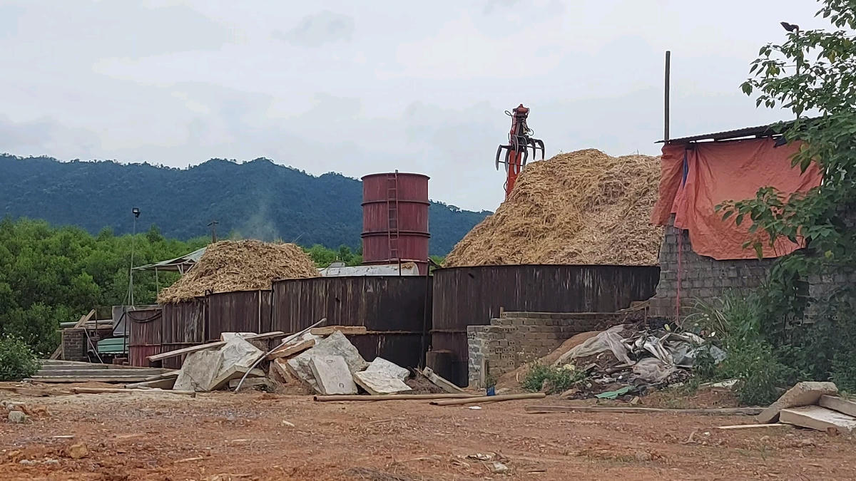 Một góc xưởng sản xuất bột giấy, vàng mã Khánh Nam.