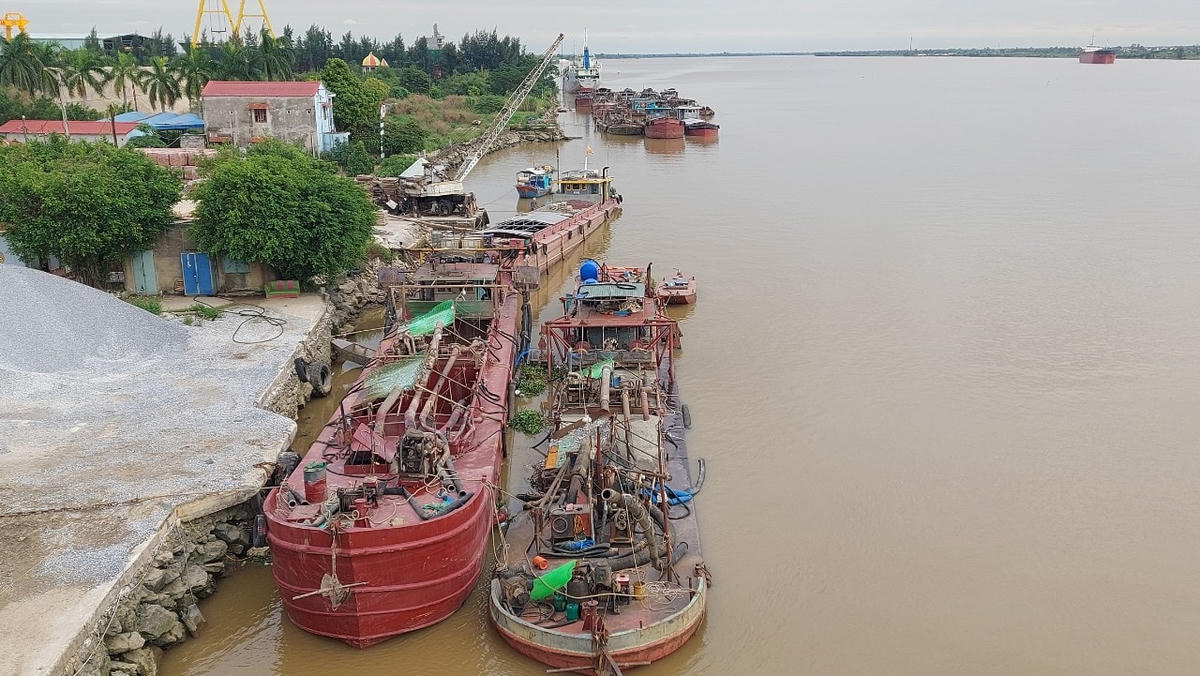 Hải Phòng: Bắt quả tang 25 tàu khai thác cát lậu trên sông Văn Úc
