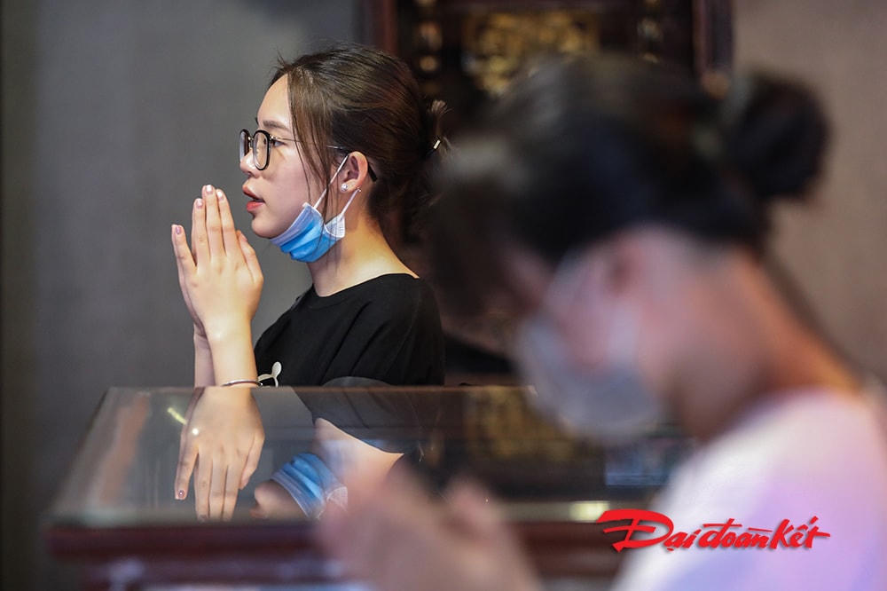 Đến Văn Miếu Quốc Tử Giám cầu may cũng là cách giảm tải áp lực cho nhiều thí sinh trước kỳ thi quan trọng.