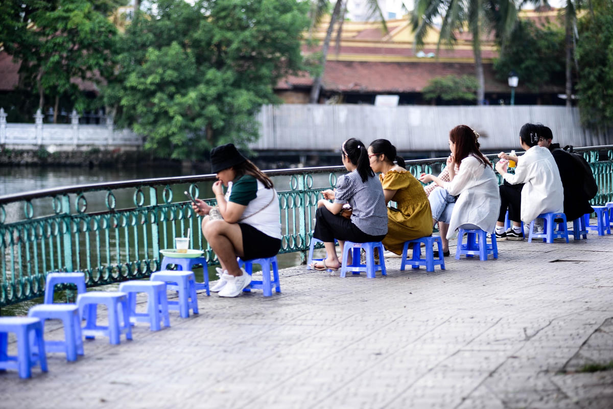 Theo ghi nhận của phóng viên, chiều 22/4, sau khi bị xử phạt bởi các cơ quan chức năng, số lượng người kinh doanh chiếm dụng vỉa hè trái quy định đã không còn xuất hiện. Tuy nhiên, chỉ sau một ngày, đâu lại vào đấy.