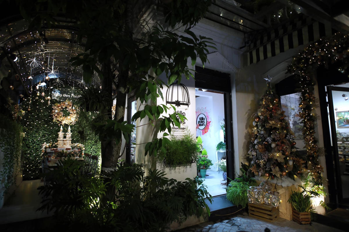 Góc quán Villa Des Fleurs vào buổi tối. (Nguồn FBNV).