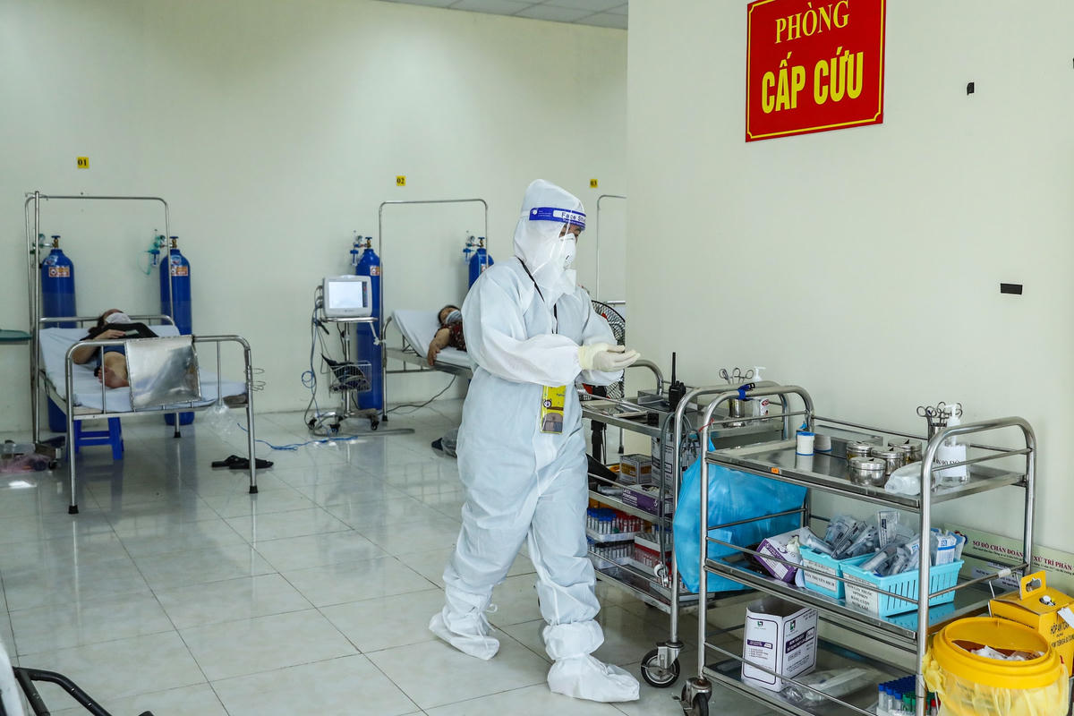 Khu vực cấp cứu là nơi các bệnh nhân khi có dấu hiệu khó thở được đưa xuống để chăm sóc và theo dõi.