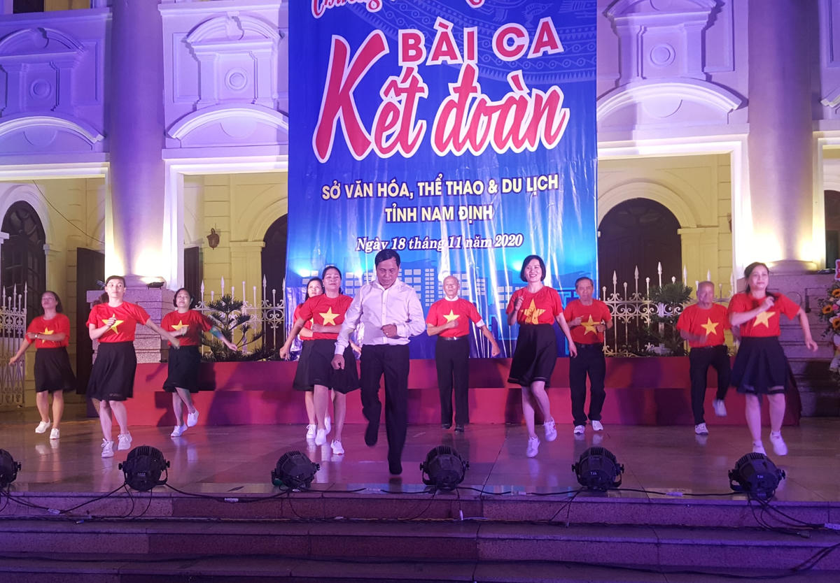 "Hãy đến với đất nước, con người Việt Nam tôi..."