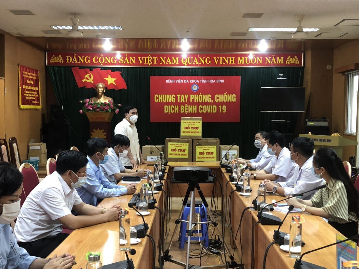 Ông Bùi Tiến Lực, Trưởng ban Dân vận Tỉnh ủy, Chủ tịch Ủy ban MTTQ Việt Nam tỉnh Hòa Bình thăm và trao quà hỗ trợ tại Bệnh viện đa khoa tỉnh.