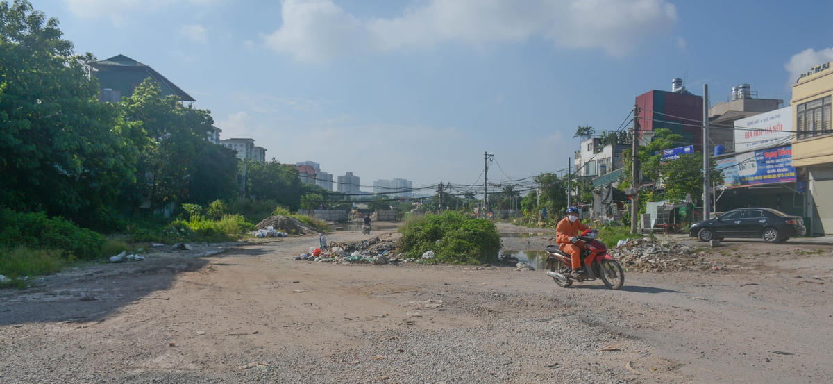  “ Nhiều lúc tôi cũng muốn chuyển đi không ở đây nữa nhưng còn phụ thuộc vào gia đình, với cả nhìn như thế này thì bán cũng chẳng ai mua. Lúc thi công thì nhà bám đầy bụi, ngày mưa thì đường đi ngập nước nếu không cẩn thận có thể tai nạn bất cứ lúc nào. Con đường này hồi đầu năm tôi mới thấy đến làm lại một đoạn đường để cho người dân đi qua. Nhưng từ hôm thi công đó đến tận bây giờ vẫn chưa thấy họ làm gì”.,Ccị Đ.T.N. bức xúc cho biết.