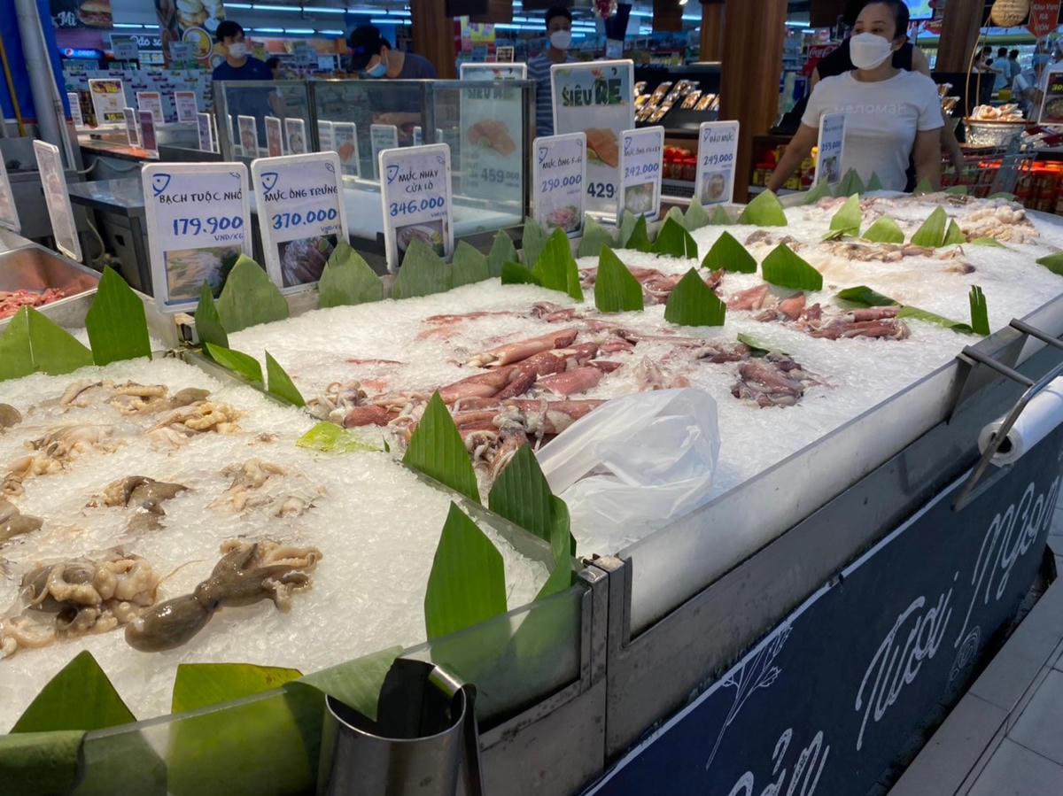 Các quầy hải sản tươi sống vẫn còn đủ để phục vụ nhu cầu người dân. Ảnh: L.A.