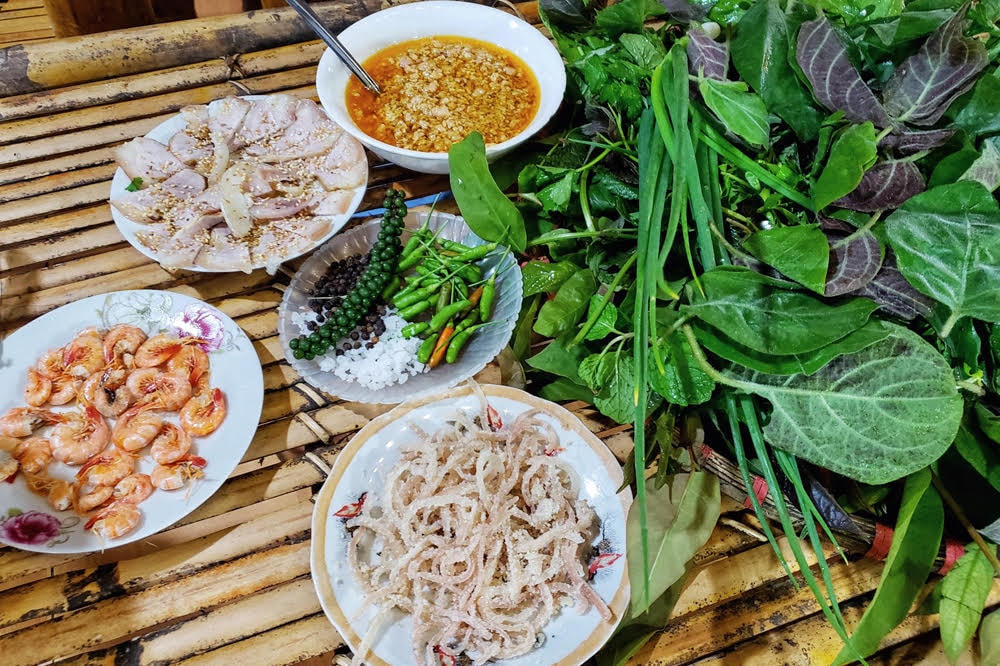 Một mâm gỏi lá phải đủ cả sắc lẫn vị.