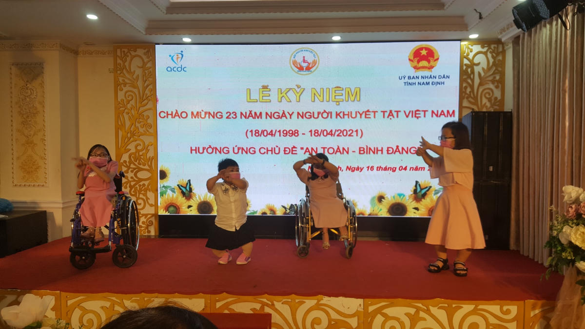 Những người khuyết tật ở Nam Định biểu diễn vũ điệu "Rửa tay xoa xoa đều", tuyên truyền phòng chống dịch Covid.