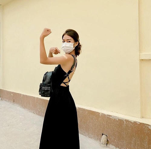 Diễn viên Khả Ngân than thở, sau khi đi tiêm vaccine về, cô bị đau ê ở tay.