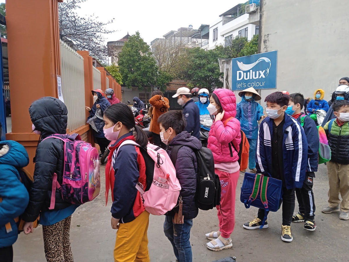 Học sinh trường Tiểu học Tứ Hiệp (Thanh Trì, Hà Nội) đi học trực tiếp hồi tháng 2/2022.