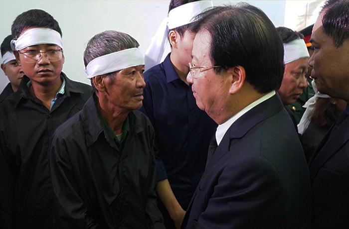 Phó Thủ tướng thăm hỏi và chia buồn sâu sắc đến thân nhân ,gia đình các liệt sĩ.