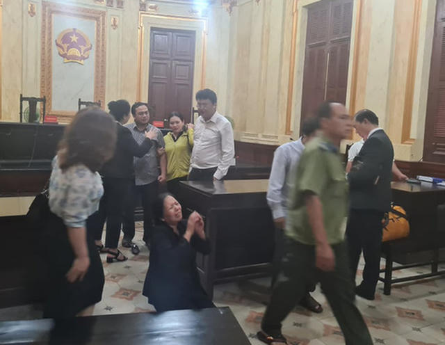 Hình ảnh lan truyền trên mạng việc bị đơn và đương sự liên quan quỳ gối bức xúc sau khi nghe tuyên án phúc thẩm.
