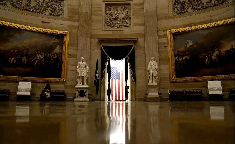 Ánh sáng chiếu qua lá cờ Mỹ bên trong Điện Capitol ở Washington, DC.