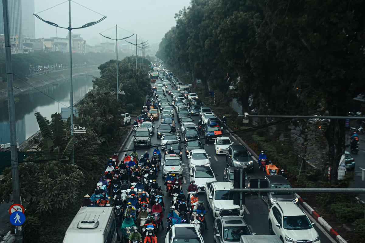 Tết Nguyên đán Nhâm Dần 2022 chỉ còn 1 tuần nữa mới đến nhưng với tình trạng giao thông hiện nay, dự báo những ngày sắp tới, khi lượng người đi mua sắm, chơi Tết tăng lên, tình trạng ùn tắc xe sẽ còn tiếp diễn.