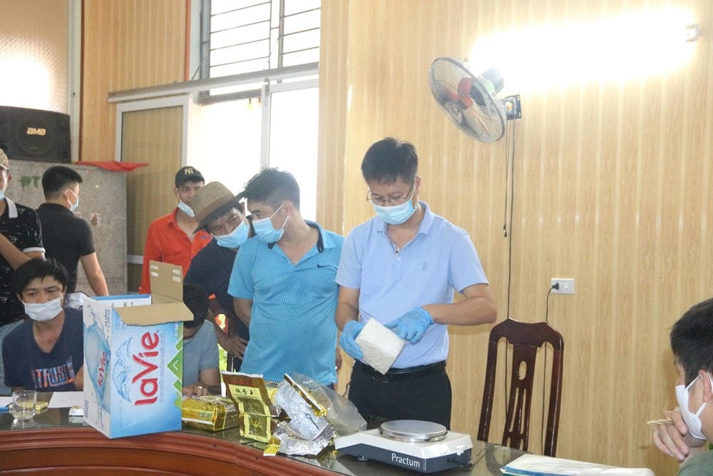 Công an TP Hải Phòng kiểm tra tang vật, trong đó có 5 kg ma túy đá.