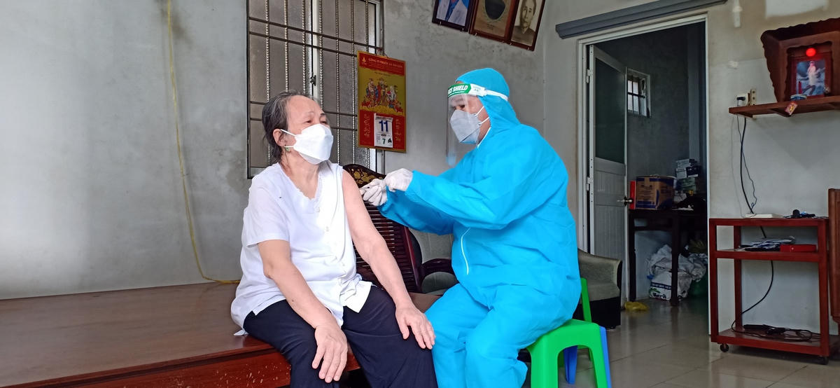 Nhân viên y tế tận tình đến đến tiêm vaccine tại nhà cho người già yếu, đi lại khó khăn