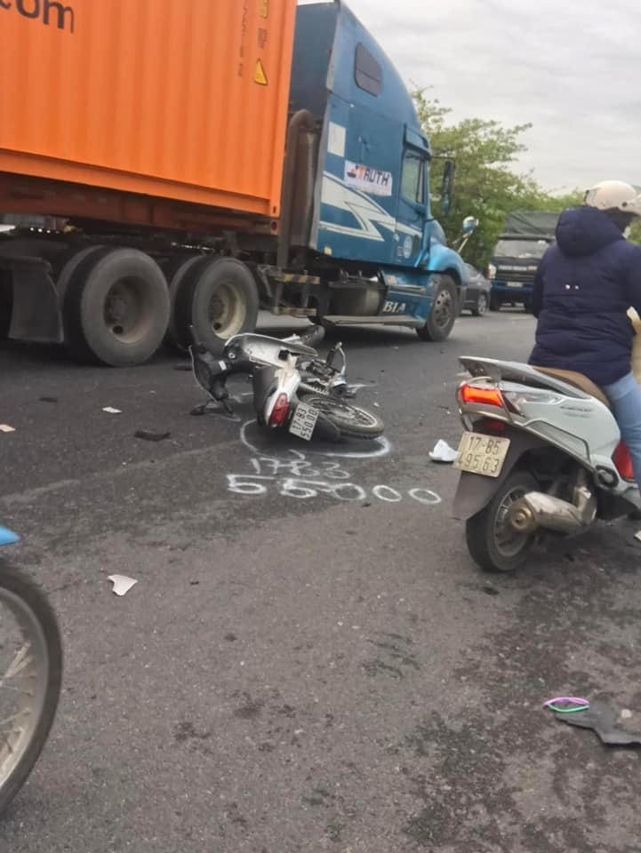 Chiếc xe biển kiểm soát Thái Bình nằm đổ dưới lòng đường.
