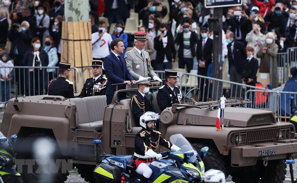 Tổng thống Pháp Emmanuel Macron (giữa, trái) dự lễ diễu binh mừng kỷ niệm Quốc khánh đất nước trên Đại lộ Champs Elysées ở thủ đô Paris, ngày 14/7/2021. (Ảnh: THX/TTXVN).
