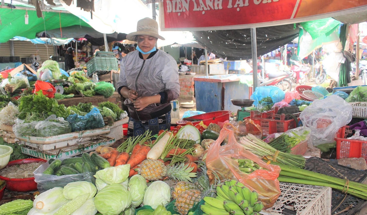 Bà Lê Thị Thúy Ái đứng ngồi không yên vì lỡ chơi hụi.