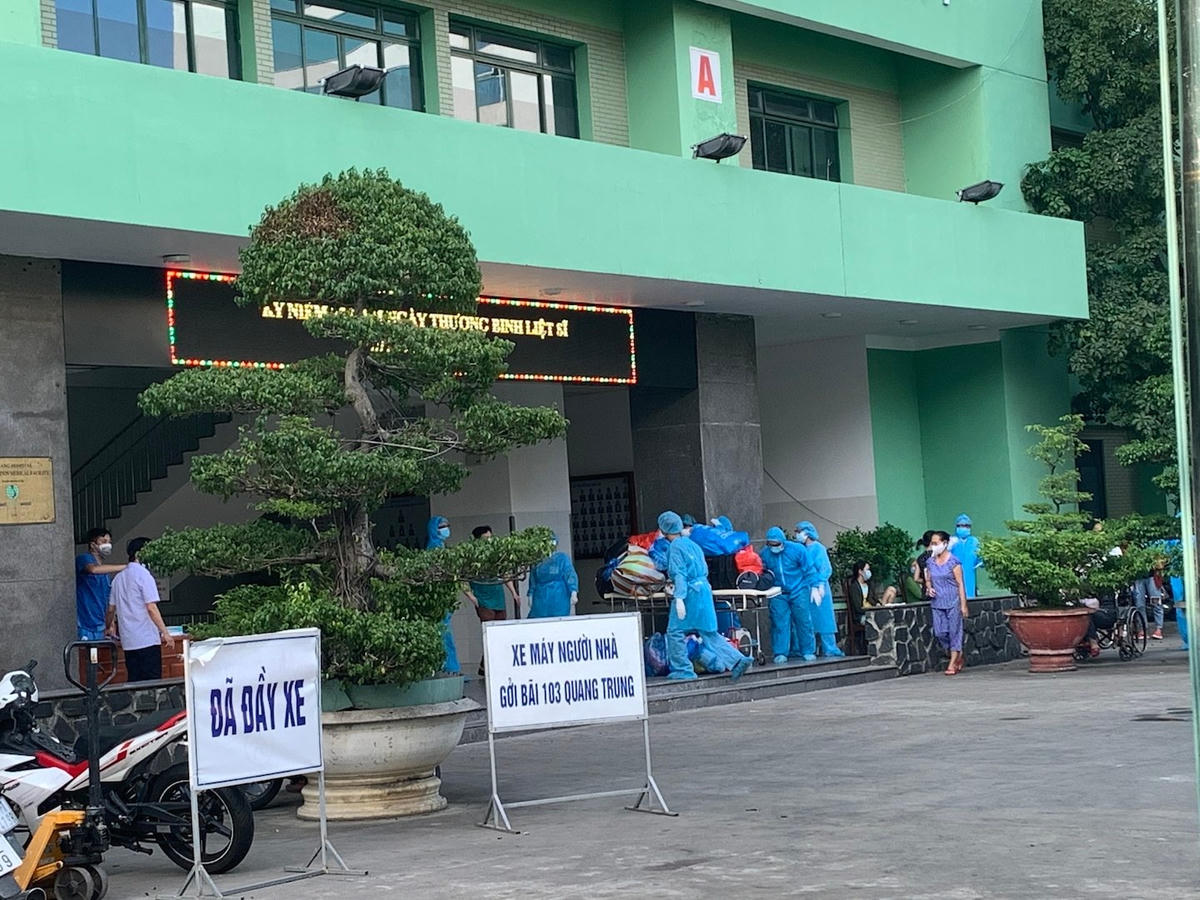 BV Đà Nẵng di chuyển người nhà BN đến các khu cách ly tập trung chiều 27/7. (Ảnh minh họa. Nguồn VGP).